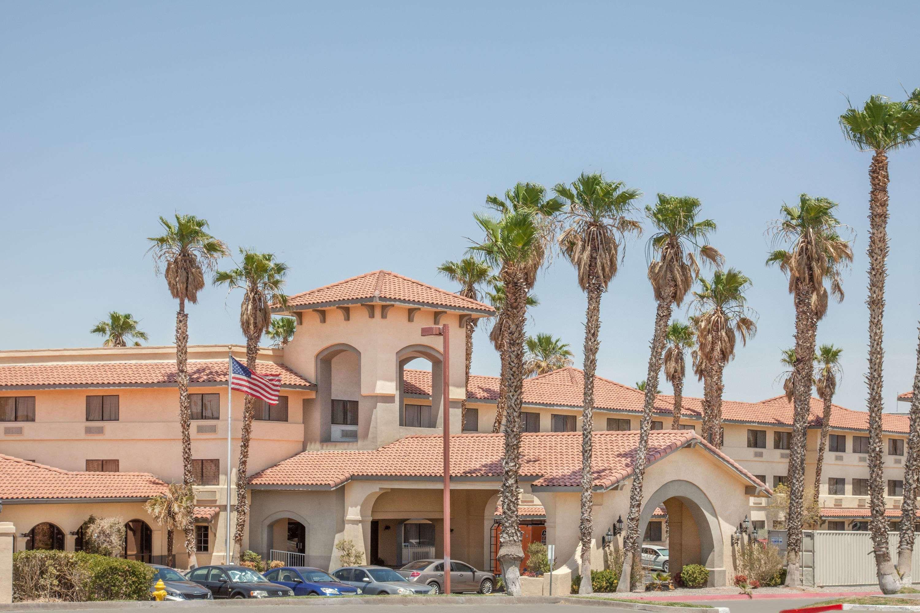 Ramada By Wyndham Barstow Hotel Exterior foto