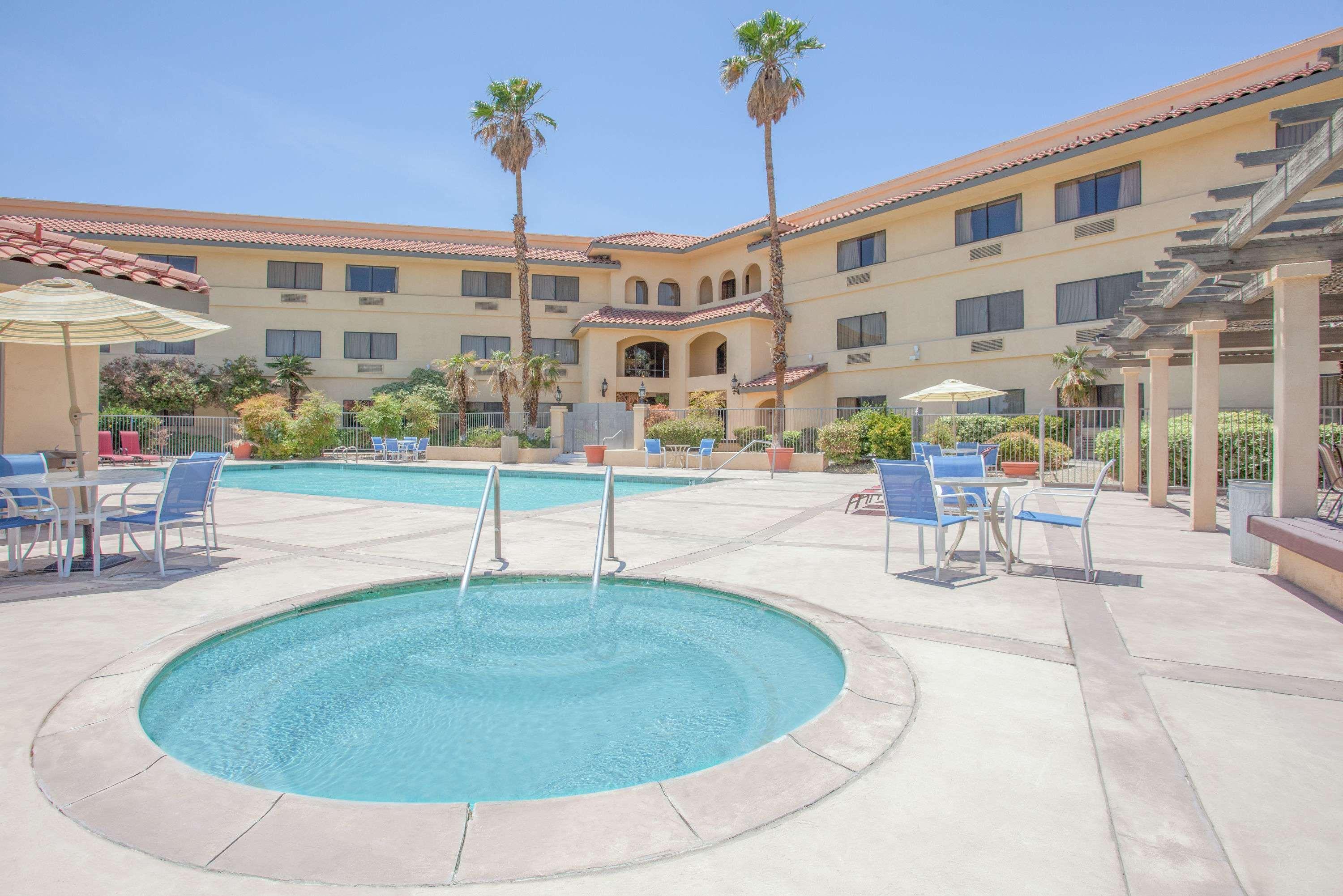 Ramada By Wyndham Barstow Hotel Exterior foto